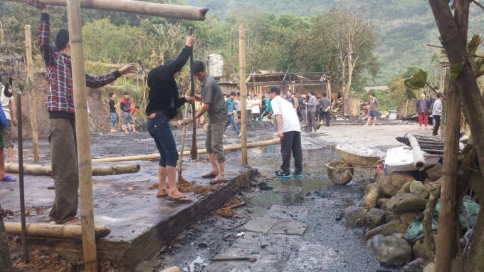 Ngay chiều nay các cơ quan đoàn thể đã đến giúp đỡ gia đình dọn dẹp và dựng nhà tạm trên nền đất còn đen nhẻm.