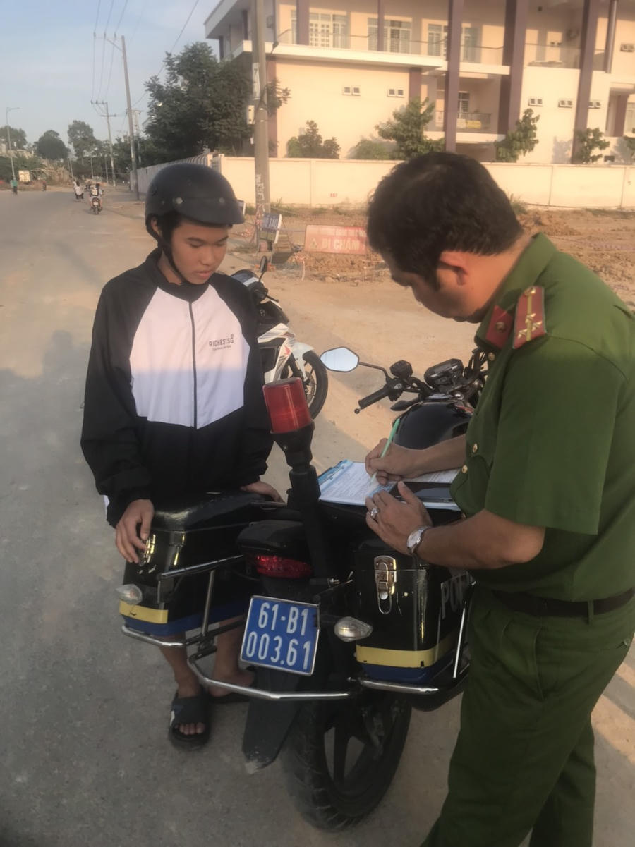Công an TP. Dĩ An phối hợp xử lý các hành vi vi phạm an toàn giao thông.