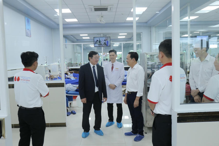 TS.BS Nguyễn Minh Tuấn - Trưởng khoa Thận nhân tạo Bệnh viện Chợ Rẫy, Phó Chủ tịch Hội Lọc máu TP HCM, Phó Chủ tịch Hội Lọc máu Việt Nam tham quan Trung tâm Nội thận - lọc máu (thứ 2 từ trái sang).