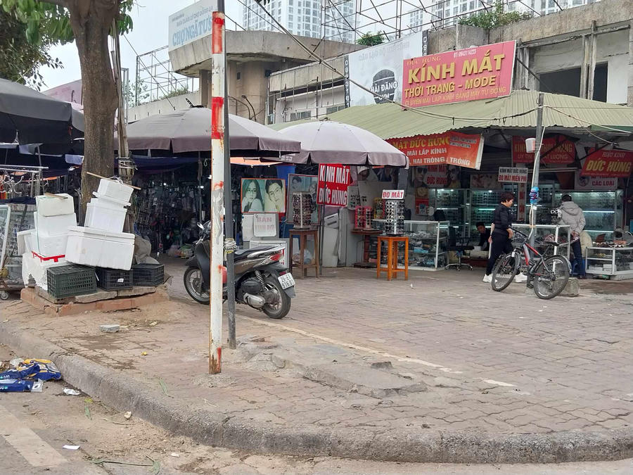 Nhiều tiểu thương cố gắng cầm cự qua ngày.