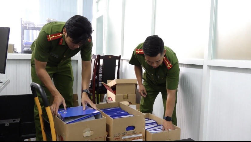 Lực lượng Công an khám xét, thu giữ nhiều tài liệu, vật chứng có liên quan.