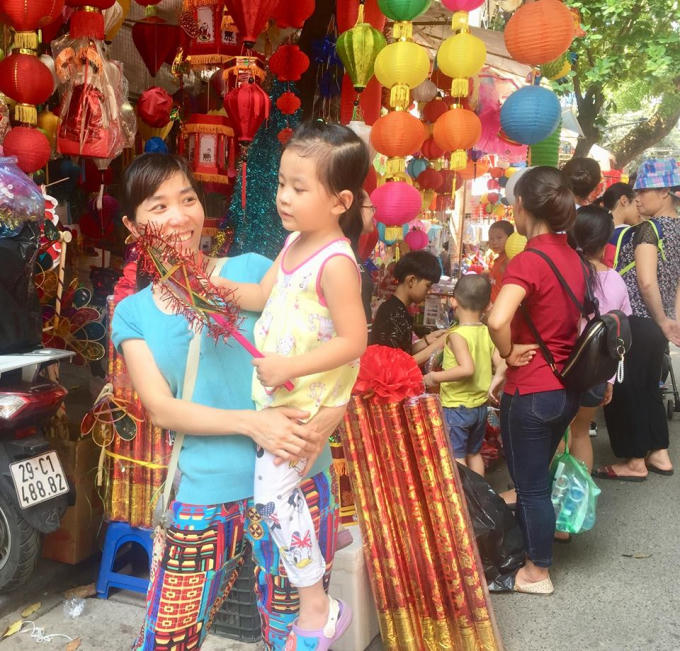 Nụ cười rạng rỡ của người lớn khi chọn được món đồ yêu thích của trẻ em.