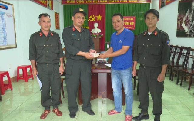Đắk Lắk: Thượng sỹ Công an nhặt được 45 triệu đồng, trả lại người đánh rơi