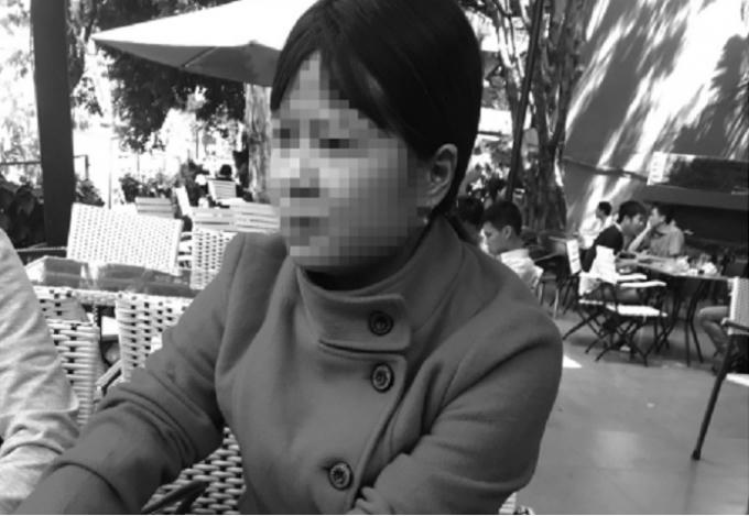 Chị Hoa đang tường trình lại sự việc với phóng viên.