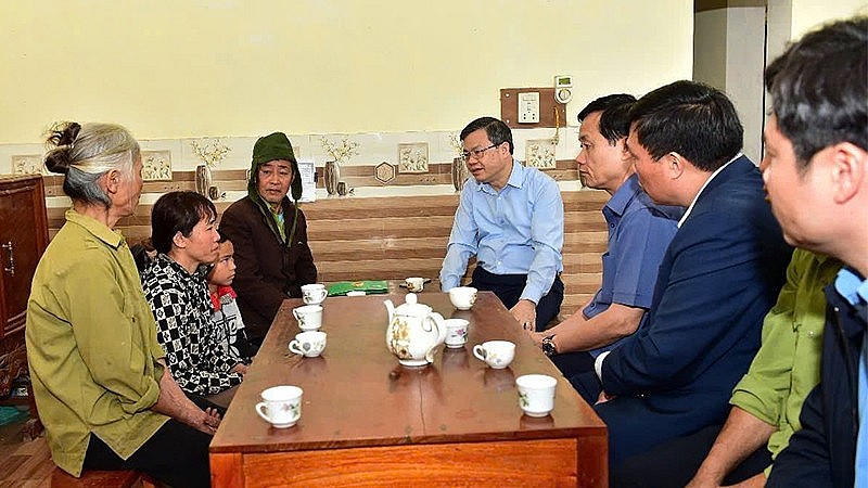 Lãnh đạo tỉnh Tuyên Quang thăm hỏi, động viên gia đình có người bị nạn. (Ảnh: Đức Thắng).