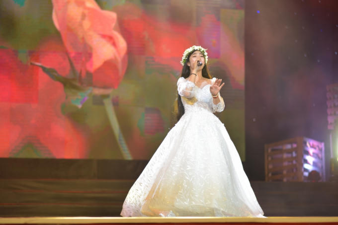 Hồng Minh The Voice Kids ng&agrave;y n&agrave;o giờ ho&aacute; thiếu nữ xinh đẹp trong đ&ecirc;m diễn