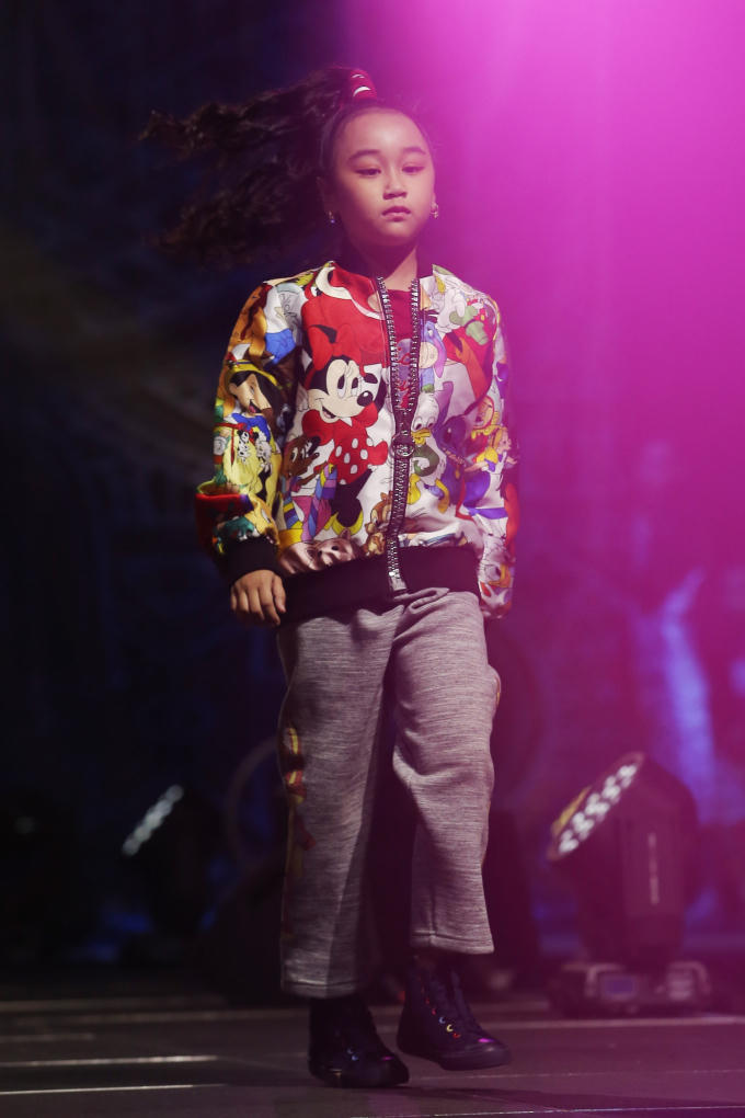 Dàn mẫu nhào lộn, múa lụa trên sân khấu thời trang Hong Kong