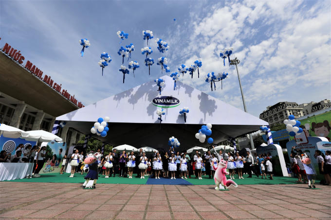 Lễ thả b&oacute;ng tượng trưng cho ước mơ vươn cao Việt Nam &ndash; Vươn tầm thế giới m&agrave; Vinamilk mong muốn mang lại cho trẻ em Việt Nam.