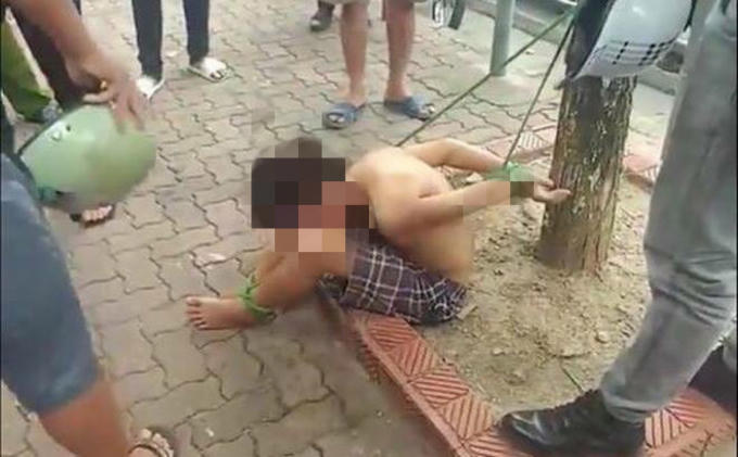 Hình ảnh cháu N. bị trói vào gốc cây.