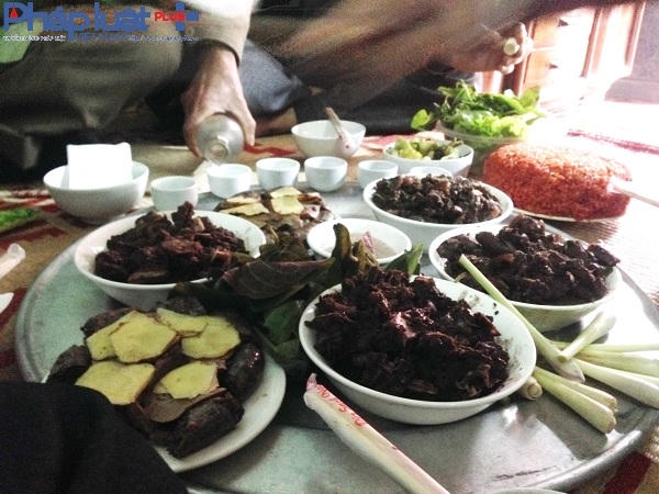 Mâm cỗ ngày mồng 4 tết lấy món thịt chó làm chủ đạo.