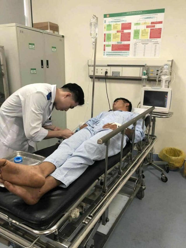 Bác sĩ đang điều trị cho nạn nhân.