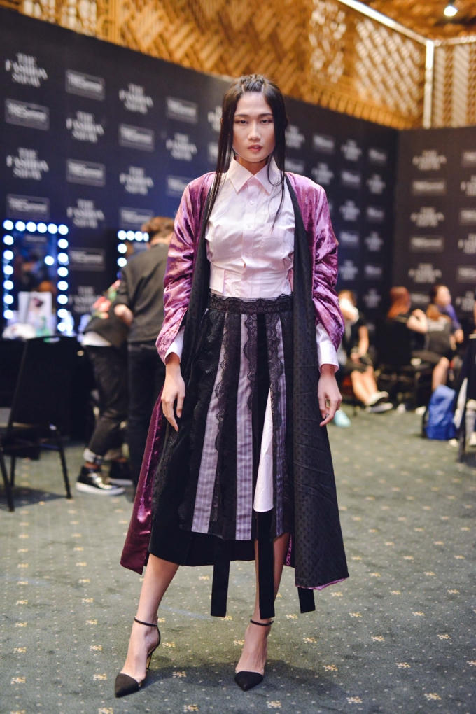 Là một trong những model trình diễn BST của NTK Võ Công Khanh, chân dài nổi bật với kiểu fearless tóc tết phá cách cùng lối trang điểm tông son đỏ quyến rũ. (Photo: Nghĩa Ngô)