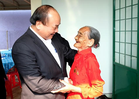 Thủ tướng thăm hỏi, tặng quà Mẹ Việt Nam anh hùng Châu Thị Nghê.