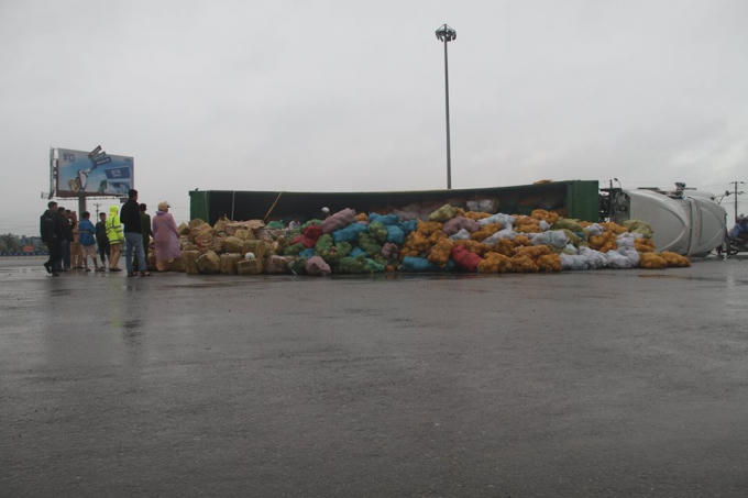 Thời điểm xảy ra tai nạn, trời mưa khiến đường rất trơn, đây cũng là nhận định bước đầu về nguyên nhân xảy ra tai nạn.