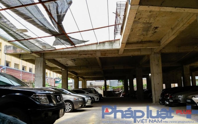 Phần sàn tầng trệt của công trình đã biến tướng thành khu vực gửi và rửa xe ôtô với hàng trăm chiếc ô tô được trông giữ mỗi ngày.                Không những nhận trông giữ xe, bên trong khu dự án này còn có điểm rửa xe ô tô khá tấp nập khách.