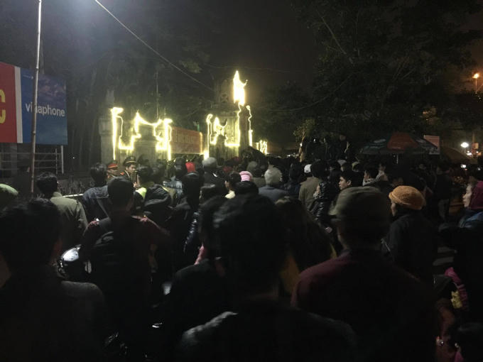 Hàng nghìn người ùn ùn kéo về đền chính. 