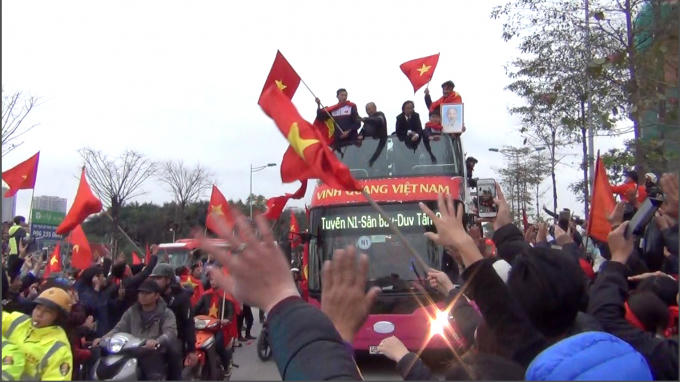 Hàng vạn người đã đổ ra đường Võ Chí Công chào đoán đoàn xe đi qua.