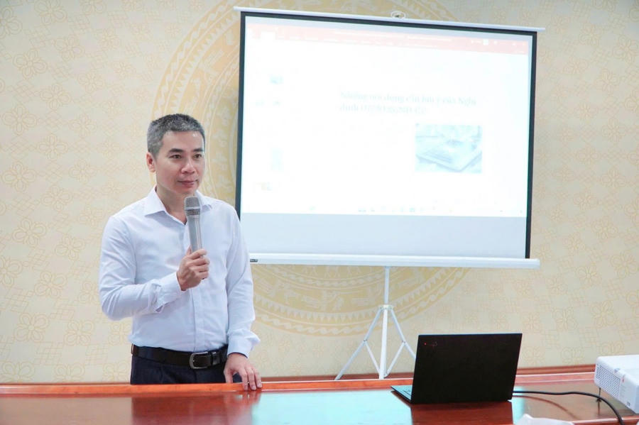 Ông Nhâm Ngọc Hiển, Cục phó Cục Hành chính tư pháp, Bộ Tư pháp bồi dưỡng kiến thức nghiệp vụ cho cán bộ xã, phường.