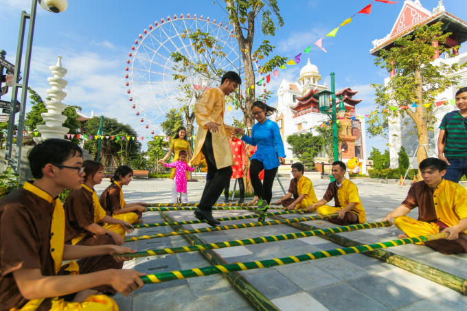 Du khách còn hoà vào âm nhạc rộn rã của các chương trình biểu diễn xiếc, múa lân, trống hội…