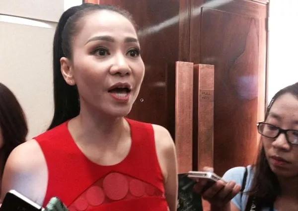 Ca sĩ Thu Minh trả lời về vụ lùm xùm vợ chồng cô đang vướng phải tại sự kiện sáng nay, ngày 29/7 tại Hà Nội. Ảnh: Nguyễn Hằng