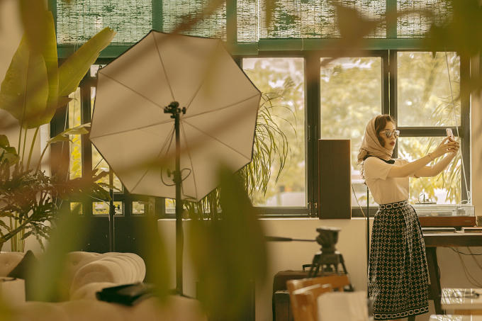 Ngỡ ng&agrave;ng với phong c&aacute;ch &ldquo;thời xa vắng&rdquo; của &ldquo;qu&yacute; c&ocirc; bolero&rdquo; Giang Hồng Ngọc