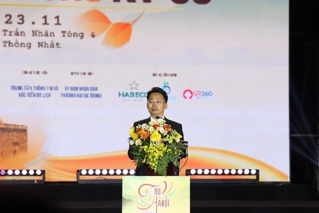 Ông Trần Trung Hiếu - Phó Giám đốc Sở Du lịch Hà Nội phát biểu khai mạc Festival Thu Hà Nội 2025. (Ảnh: VGP/Minh Anh)