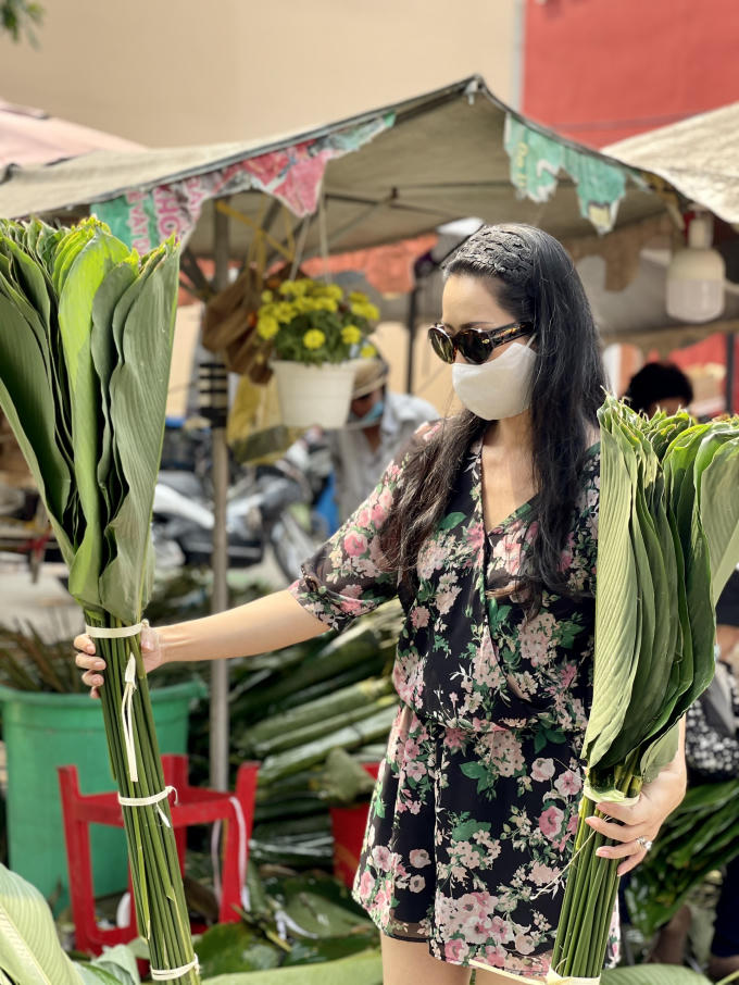 Trịnh Kim Chi chọn lá dong kỹ lưỡng trước khi gói bánh chưng