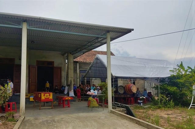 Hiện trường ngôi nhà và người thân đang lo hậu sự cho nạn nhân.