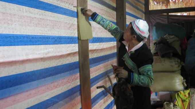 3 ch&ograve;m l&ocirc;ng ở cổ của con g&agrave; chấm tiết rồi d&aacute;n l&ecirc;n b&agrave;n thờ.