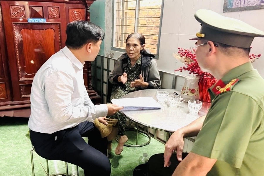 Bí thư Thành ủy Biên Hòa Hồ Văn Nam và Đại tá Nguyễn Mạnh Toàn, Phó Giám đốc Công an tỉnh Đồng Nai trực tiếp tuyên truyền, vận động Nhân dân đồng thuận bàn giao mặt bằng thi công dự án.