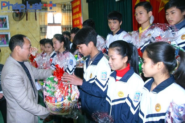 Thấy Nguyễn Đức Cơ - Phó Hiệu trưởng, trao những phần quà ý nghĩa cho các em học sinh.