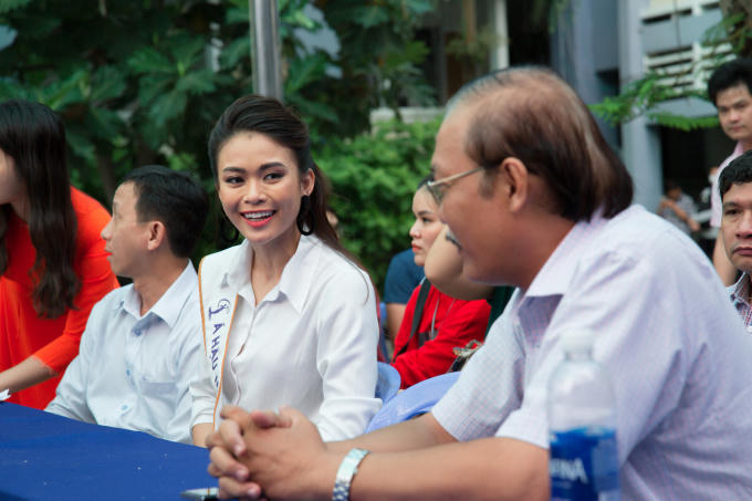 Á hậu Mâu Thủy không giấu được sự xúc động và hạnh phúc vì được gặp lại thầy cô và các học sinh tại đây.