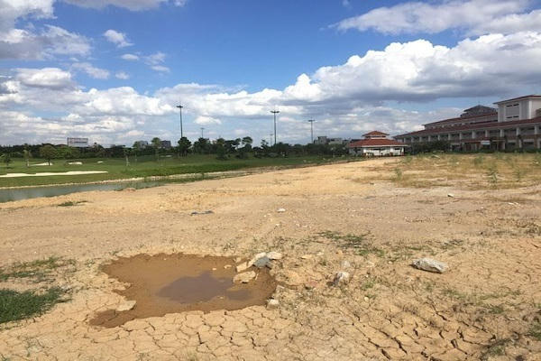 Đất đai được chuyển cho khu vực tư nhân mà trong một số trường hợp, không qua đấu giá, hoặc với giá rẻ