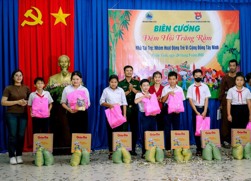 20 phần quà trao cho các em học sinh có hoàn cảnh khó khăn tại Chương trình “Biên cương đêm hội trăng rằm”