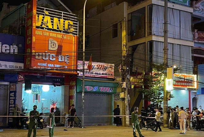 Cảnh sát phong tỏa cửa hàng vàng bị ném mìn tự chế ở Hải Phòng.