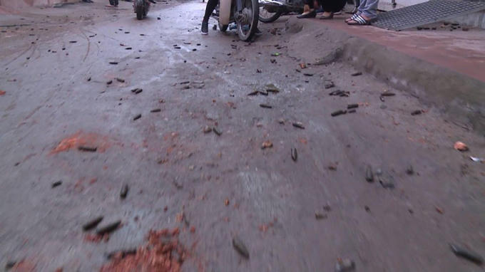 Những đầu đan này được người dân nghi là một loại đạn của súng trường. Ảnh Facebook VTV24.