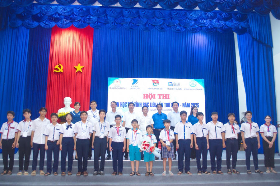 Ban Tổ chức tặng hoa chúc mừng 17 thí sinh đạt giải cao nhất ở các Bảng để tham gia dự thi vòng Khu vực dự kiến sẽ tổ chức vào đầu tháng 7/2025 tại thành phố Hồ Chí Minh.