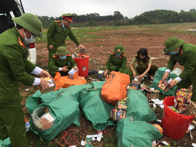 Gần 300kg pháo được lực lượng công an tiến hành tiêu hủy.