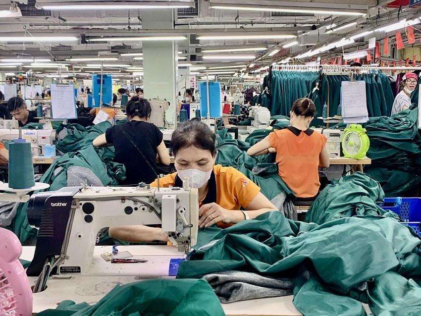 Xử lý thông tin báo nêu về chuyển dịch kinh tế tuần hoàn trong ngành dệt may Việt Nam.