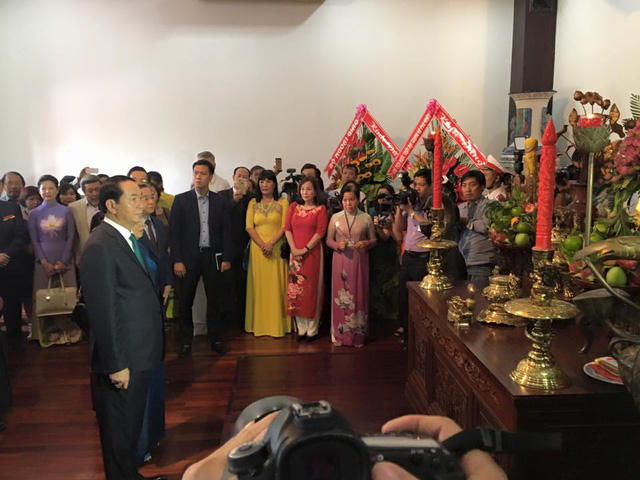 Chủ tịch nước thả c&aacute; ch&eacute;p tr&ecirc;n s&ocirc;ng S&agrave;i G&ograve;n