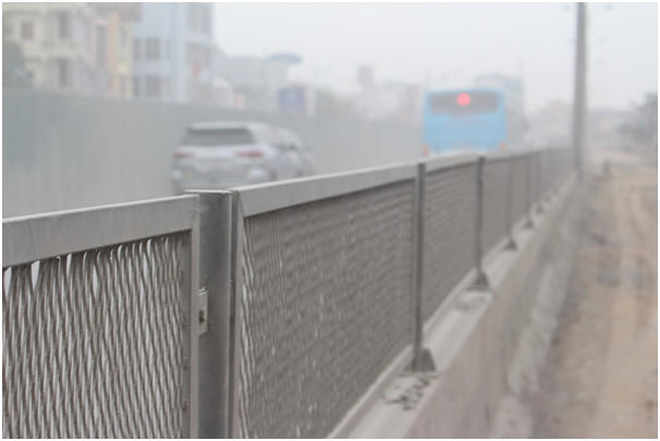 H&agrave;ng r&agrave;o tr&ecirc;n giải ph&acirc;n c&aacute;ch đường Phạm Văn Đồng cũng bị bụi phủ trắng x&oacute;a.