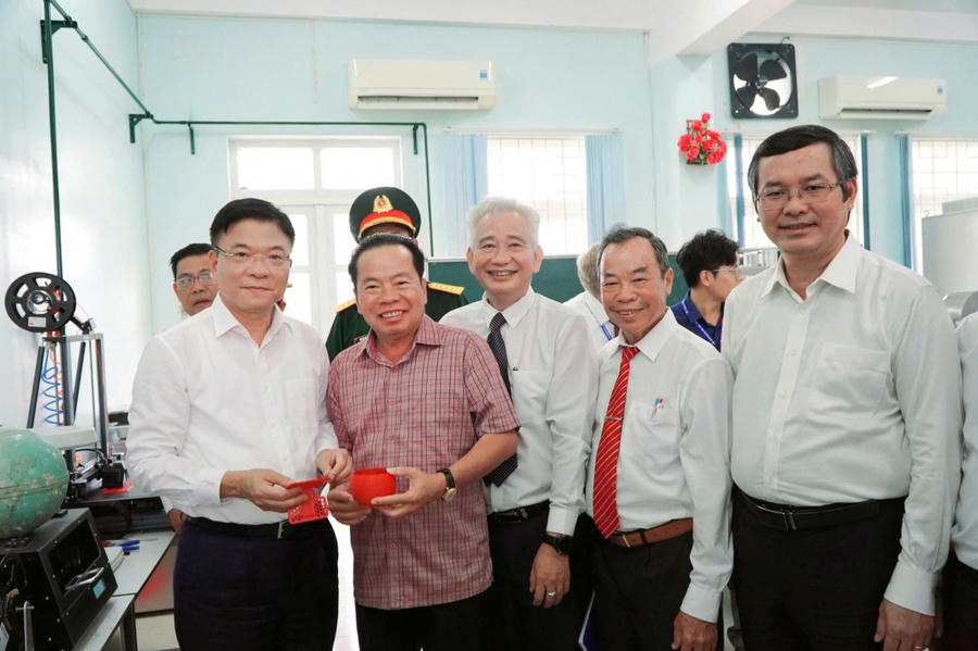 Phó Thủ tướng Lê Thành Long tham quan cơ sở vật chất của Trường Đại học Kiên Giang