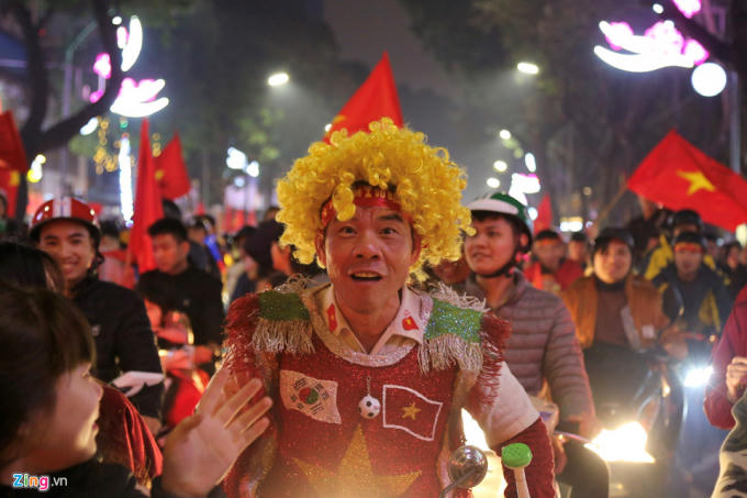 Hóa trang chú hề mặc áo in hình quốc kỳ Việt Nam và Hàn Quốc (Ảnh: Zing)