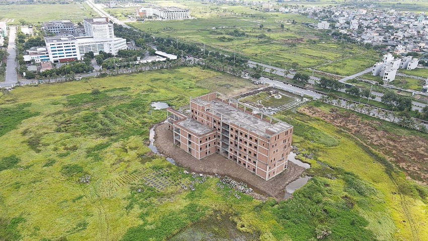 Khu đất thực hiện dự án - Khu đất này từng được giao cho Tập đoàn FLC triển khai dự án Bệnh viện Đa khoa quốc tế quy mô 1.000 giường. Tuy nhiên, dự án dừng từ năm 2021 và đến cuối năm 2023 đã bị tỉnh thu hồi do chậm triển khai. (Ảnh: baoxaydung.vn).