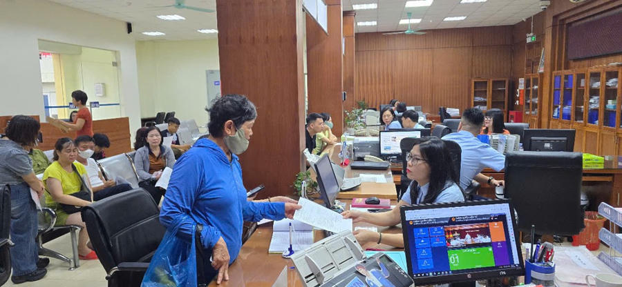 Cán bộ Trung tâm Hành chính công phường Cẩm Phả, tỉnh Quảng Ninh hướng dẫn trả kết quả cho công dân. Ảnh: Nguyễn Quang