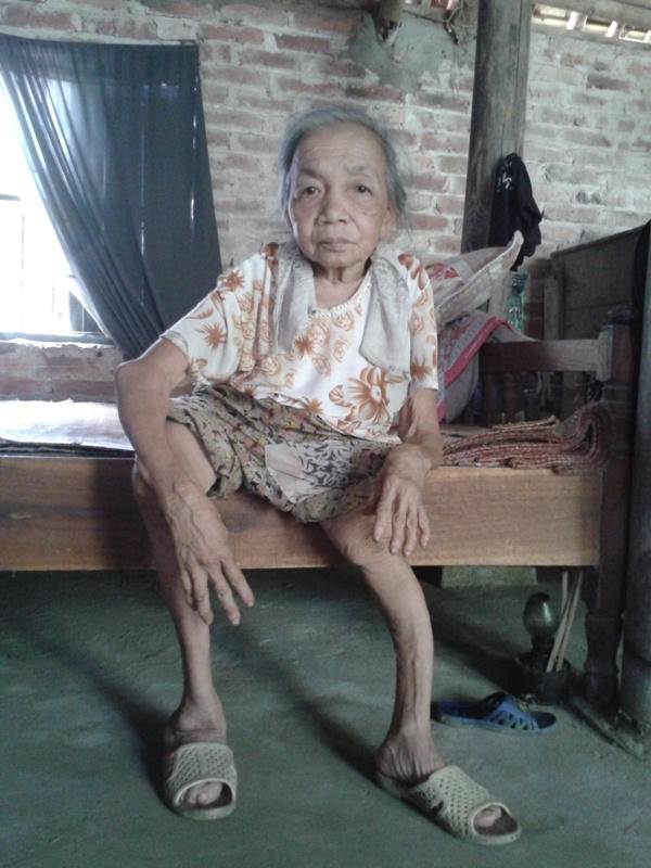 Thân hình nhỏ bé và chân tay teo tóp của bà Ngoan.