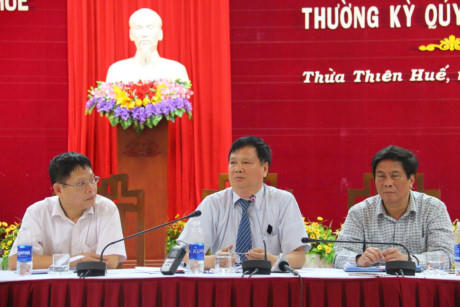 Ông Nguyễn Dung (người ở giữa) - Phó Chủ tịch UBND tỉnh Thừa Thiên - Huế tại buổi họp báo thông tin với báo chí về vụ việc lăng vợ vua Tự Đức.( Ảnh Đ.T)
