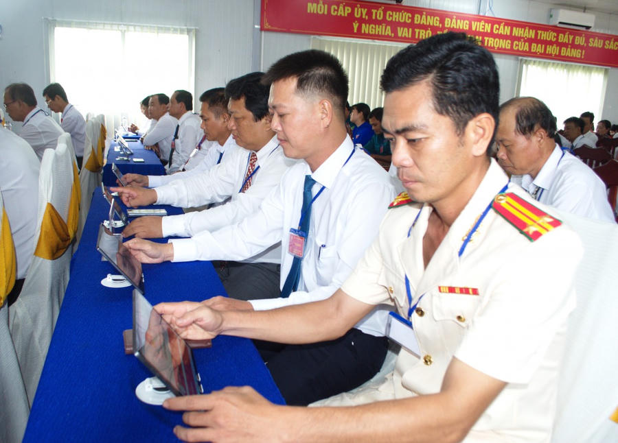 Đại hội Đảng bộ xã Ninh Quới lần thứ I, nhiệm kỳ 2025-2030 theo mô hình “không giấy’ - Đại biểu tra cứu tài liệu trên máy tính bảng.