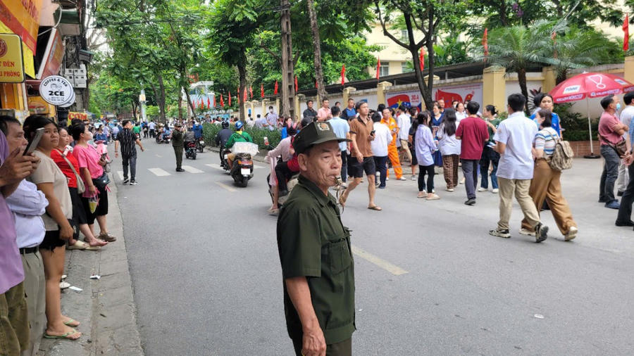 Bức tranh giao thông tại đây chiều nay (26/6) đã thông thoáng đến bất ngờ. Lực lượng chức năng đã nỗ lực tối đa để hướng dẫn giao thông tạo điều kiện thuận lợi cho thí sinh và phụ huynh di chuyển đưa đón thí sinh đến điểm thi.