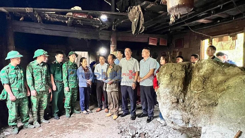 Lãnh đạo huyện Đồng Văn có mặt thăm hỏi gia đình nạn nhân bị đá lăn. (Ảnh: Triệu Nghị).